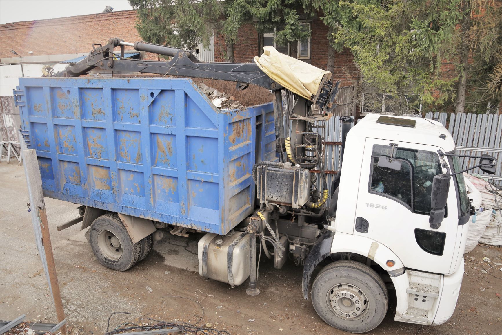 Аренда ломовоза с манипулятором